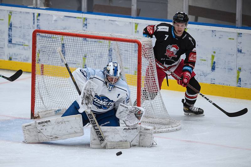 Hokejisté Olomouce (v černém) v přípravě proti HC Kometa Brno.