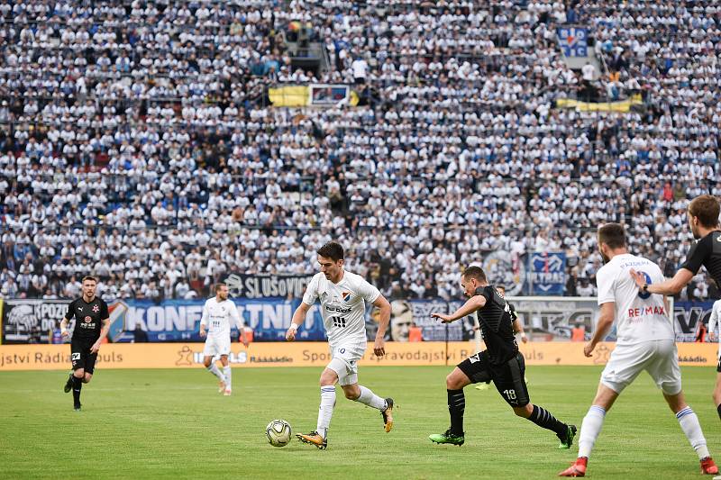 Finále fotbalového poháru MOL Cupu: FC Baník Ostrava - SK Slavia Praha, 22. května 2019 v Olomouci. Robert Hrubý (uprostřed) a Jan Bořil.