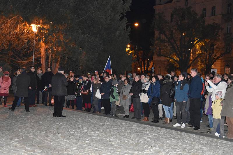 Odpoledního shromáždění před Pedagogickou fakultou Univerzity Palackého v Olomouci se zúčastnily desítky lidí. Akce proběhla v poklidu