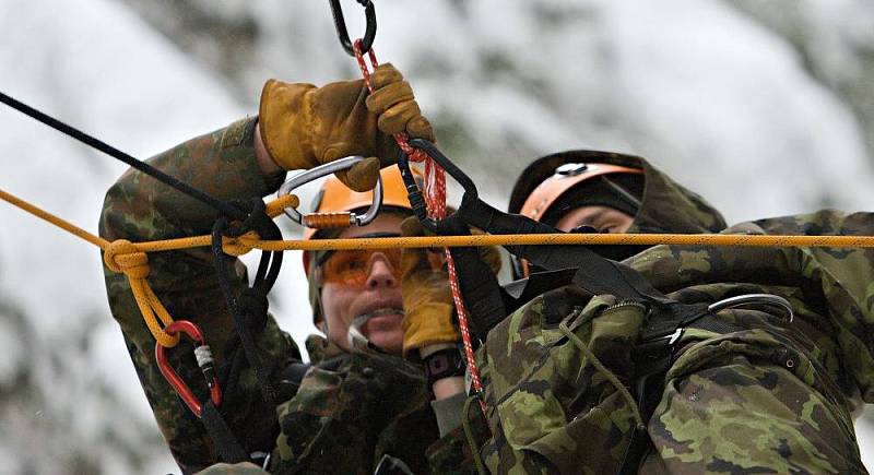 Extrémní armádní závod Winter Survival v Jeseníkách. Jedním z úkolů byla záchrana výsadkáře, uvízlého na stromě