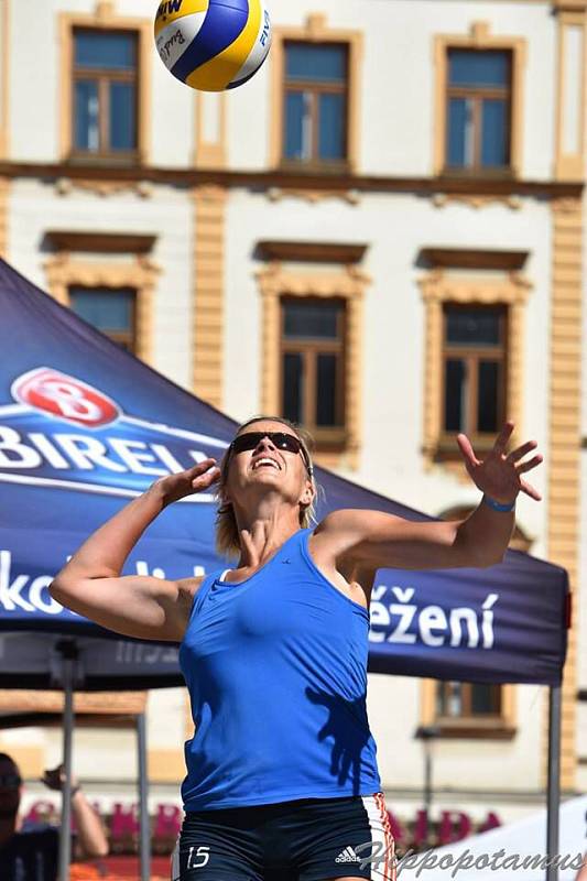 Beach-volejbalová show olomouckých a šternberských volejbalistek na olomouckém Horním náměstí