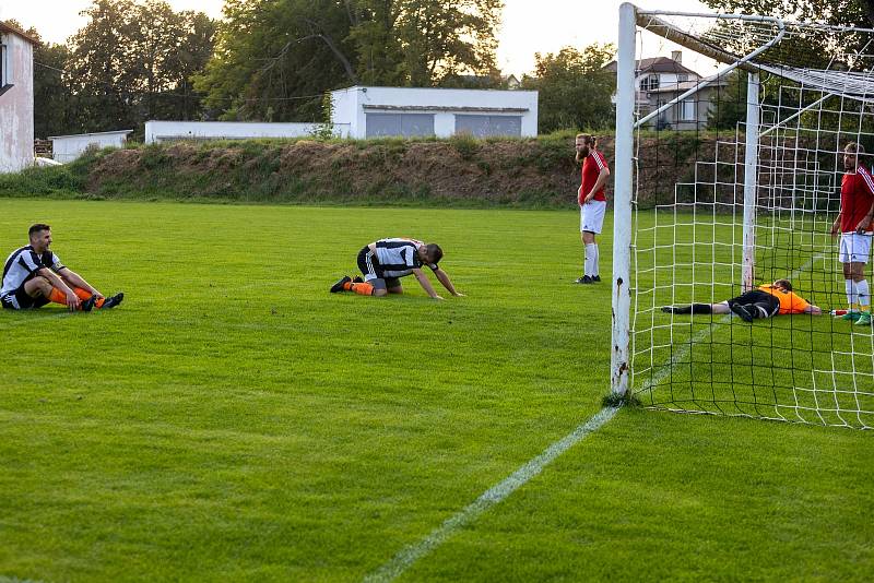 Fotbalisté Hodolan (v pruhované) porazili Červenku 5:1. Ilustrační foto