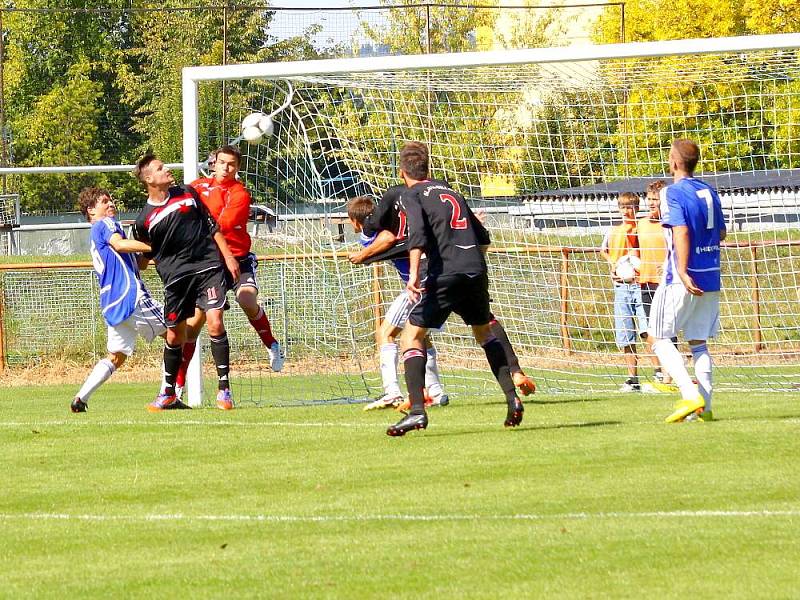 Fotbalisté Uničova (v modrém) proti Orlové