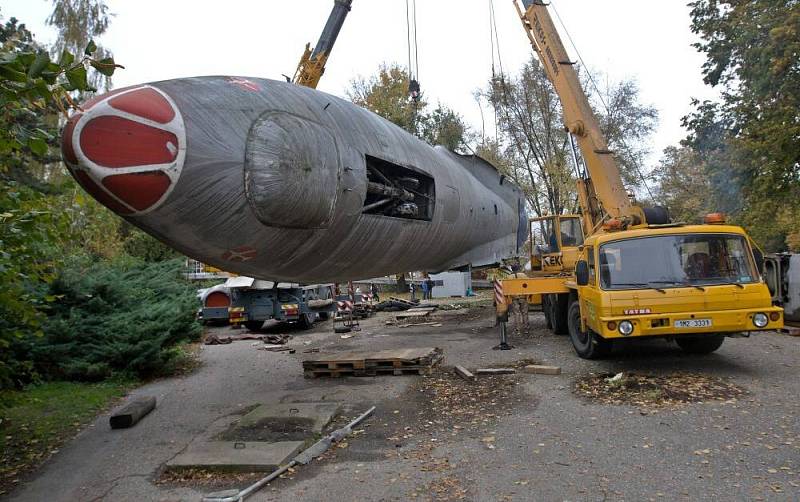 Nakládání trupu letadla Tu-104 v Olomouci