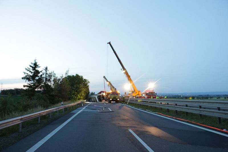 Dopravní nehoda cisternového vozidla s nebezpečnou látkou - D46, Držovice