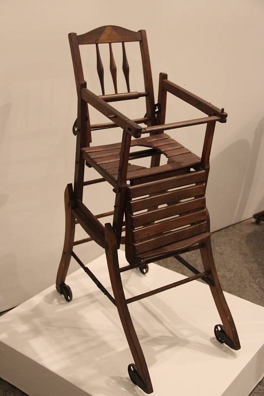 Dětská jídelní židlička. Výstava Dětský svět ve Vlastivědném muzeu v Olomouci, prosinec 2022