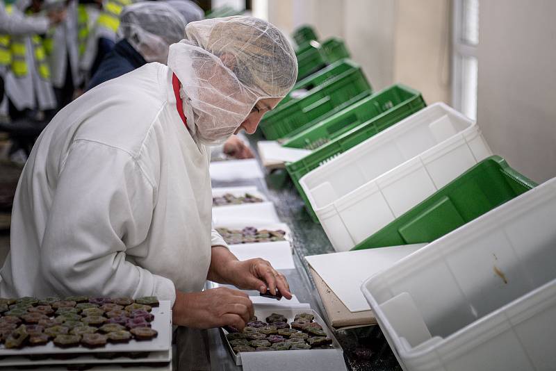 Olomoucká čokoládovna Zora ze skupiny Nestlé vyrábí v těchto dnech čokoládové cukrovinky pro vánoční trh, 18. srpna 2022, Olomouc. Na snímku je ruční balírna.