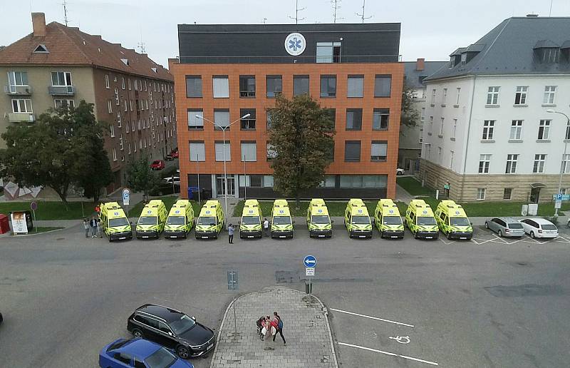 Nové sanitky před budovou záchranné služby v centru Olomouce