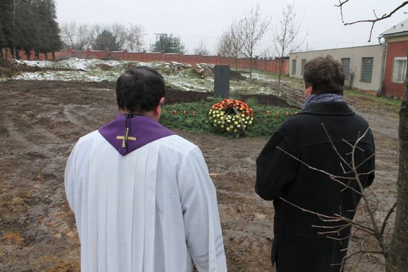 Pietní akt k uložení části kosterních ostatků, které našli archeologové během průzkumu v rámci rekonstrukce Pavilonu A Výstaviště Flora Olomouc.