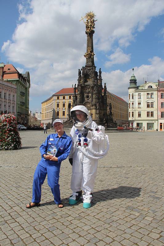 Kosmonaut a jeho NASA asistentka v Olomouci zvali na výstavu Cosmos Discovery, která je do 2. září k vidění v areálu výstaviště v Brně.