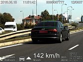 Po Velkomoravské ulici v Olomouci se auto řítilo rychlostí 142 kilometrů v hodině.