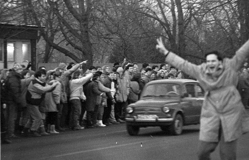 Happening před sídlem okresního vedení komunistické strany na Envelopě