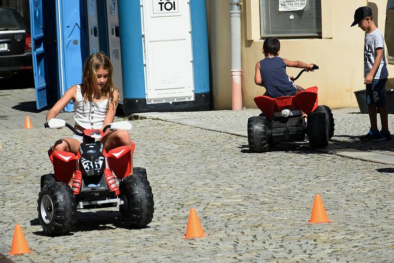 Ecce Homo Historic. Slavnosti města a přehlídka historických vozidel a motocyklů na Hlavním náměstí ve Šternberku, 5. 9. 2020