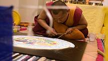 Tibetští mniši vytváří mandalu v olomouckém Konviktu