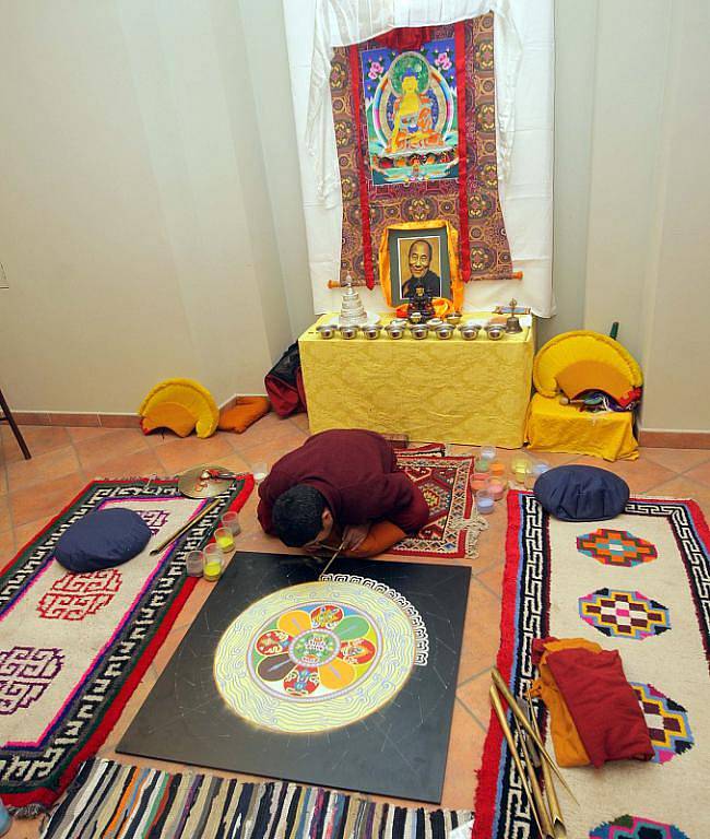 Tibetští mniši vytváří mandalu v olomouckém Konviktu