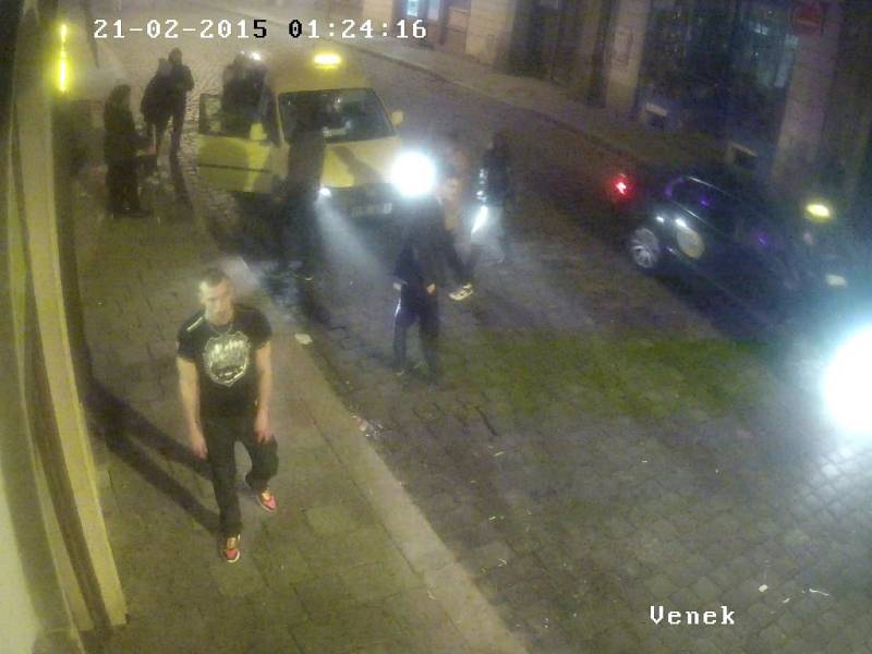 Policie žádá o pomoc při hledání útočníka, který v pátek 21. února napadl dva muže před barem Varna na Riegrově ulici v Olomouci