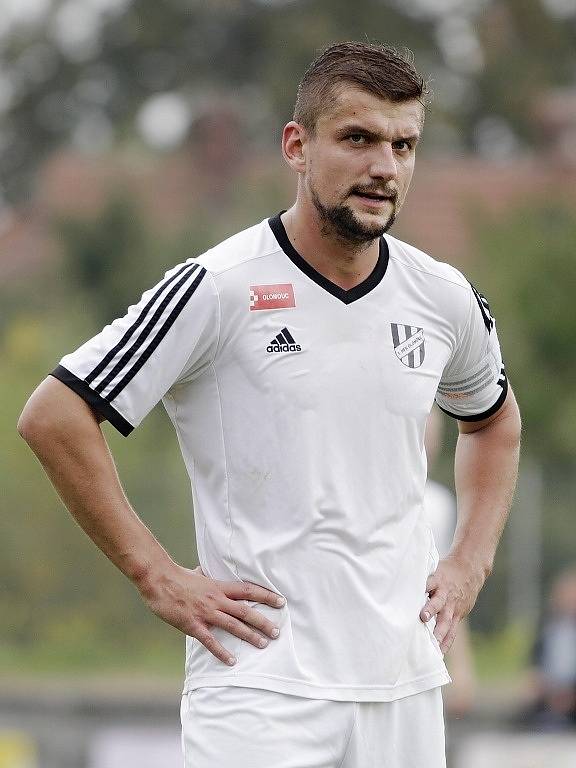 Fotbalisté Uničova porazili HFK Olomouc (v bílém) 4:1. Filip Rýdel.