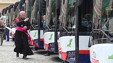 Deset nových autobusů dorazilo na Horní náměstí v Olomouci, požehnal jim arcibiskup Graubner