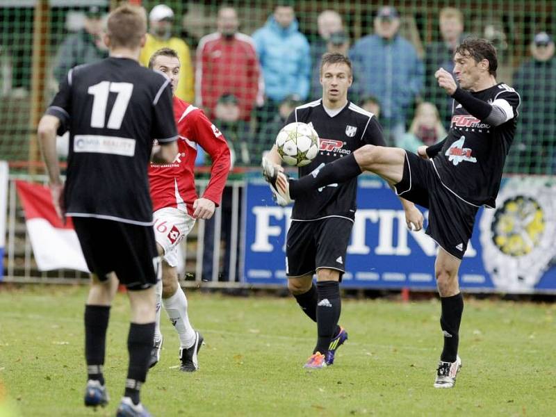 Fotbalisté HFK Olomouc (v černém)