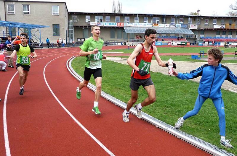 Hanácký půlmaraton v Olomouc: vedoucí skupina u občerstvovací stanice