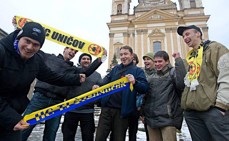 Fanoušci se sešli před budovou radnice, kde se diskutovalo o budoucnosti hokeje ve Šternberku 