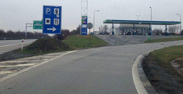 R 35, 269 km u čerpací stanice OMV. Tipy Deníku, kde je možné fotografovat a točit průjezd 3. konvoje na trase Bohumím – Vyškov.