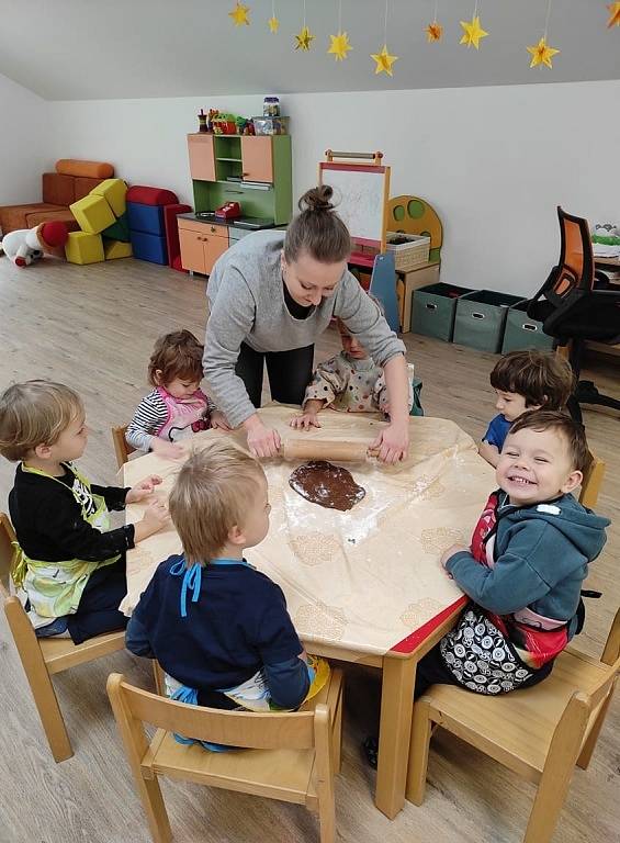 Návštěva Mikuláše a pečení perníčků v Mateřské škole jazykové a umělecké v Olomouci.