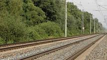 Úsek trati u Hlušovic, kde v červenci 2016 po pádu z vlaku zemřela tříletá dívenka