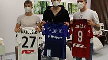 Olomoučtí fotbalisté se doprovodili modelku Nikolu Buranskou na charitativní akci v olomouckém Plasma Place. Jakub Matoušek, Vít Beneš, Pavel Zifčák