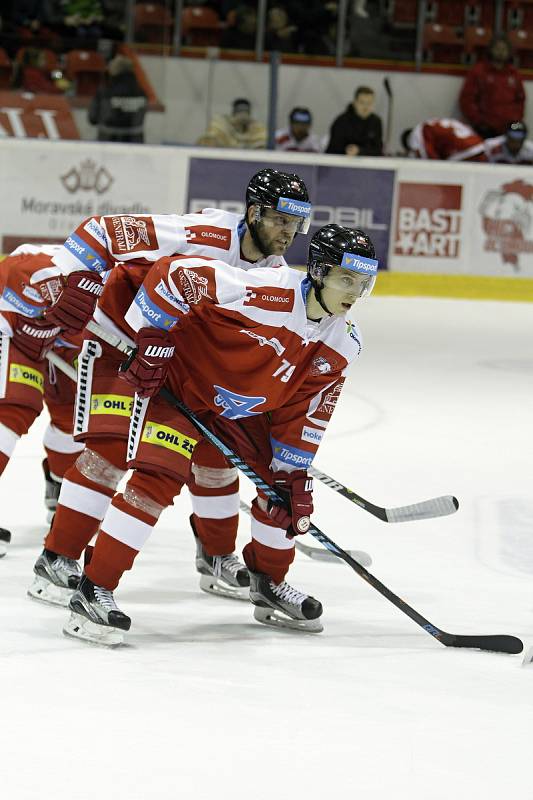 Olomoučtí hokejisté v utkání 11. kola extraligy přivítali Mladou BoleslavJakub Galvas (vepředu), Lukáš Galvas (vzadu)