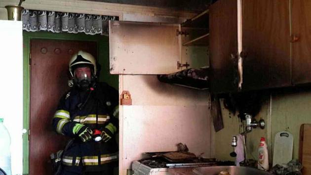 Hasiči zasahují u požáru kuchyňské linky v bytě v litovelské ulici Novosady.