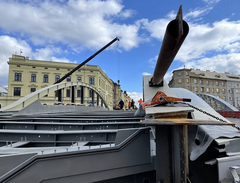 Nový most v Masarykově ulici v Olomouci má už obě poloviny, 12. října 2021