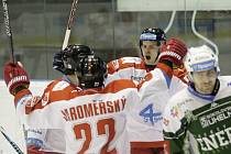 Olomoučtí hokejisté (v bílém) porazili Karlovy Vary 3:2 v prodloužení. Roman Vlach.