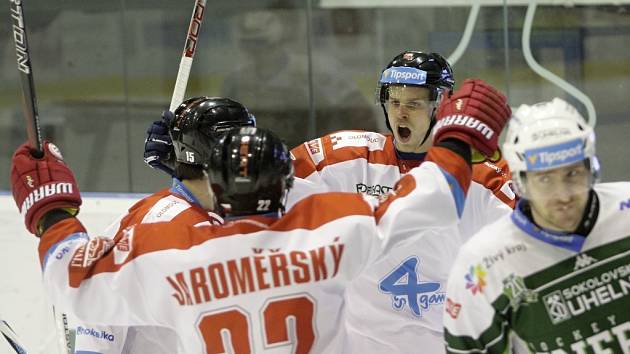 Olomoučtí hokejisté (v bílém) porazili Karlovy Vary 3:2 v prodloužení. Roman Vlach.