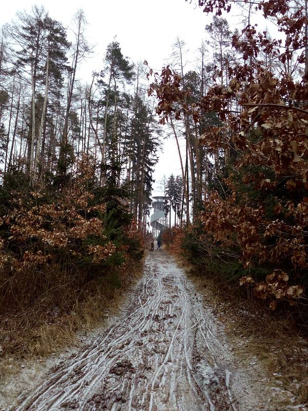 Březen 2018. Na to, že rozhledna na Velkém Kosíři je z havarijních důvodů měsíce uzavřena, neupozorňuje pěší na turistických stezkách žádná cedule