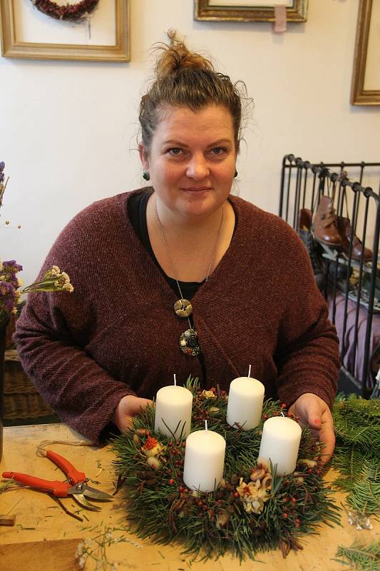Olomoucká floristka Dagmar Kružíková vyrábí adventní věnce z výhradně přírodních materiálů.