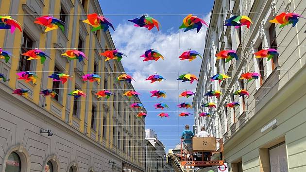 Duhové větrníky oživily centrum Olomouce, lidem mají zlepšit náladu -  Olomoucký deník
