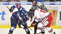 Popis fotky: HC Škoda Plzeň - HC Olomouc - Utkání 18. kola hokejové extraligy: HC Škoda Plzeň - HC Olomouc, 26. října 2021 v Plzni. Zleva Filip Přikryl z Plzně a Jan Knotek z Olomouce.    Praha - Hokejisté Třince v utkání 18. kola extraligy zvítězili v Li