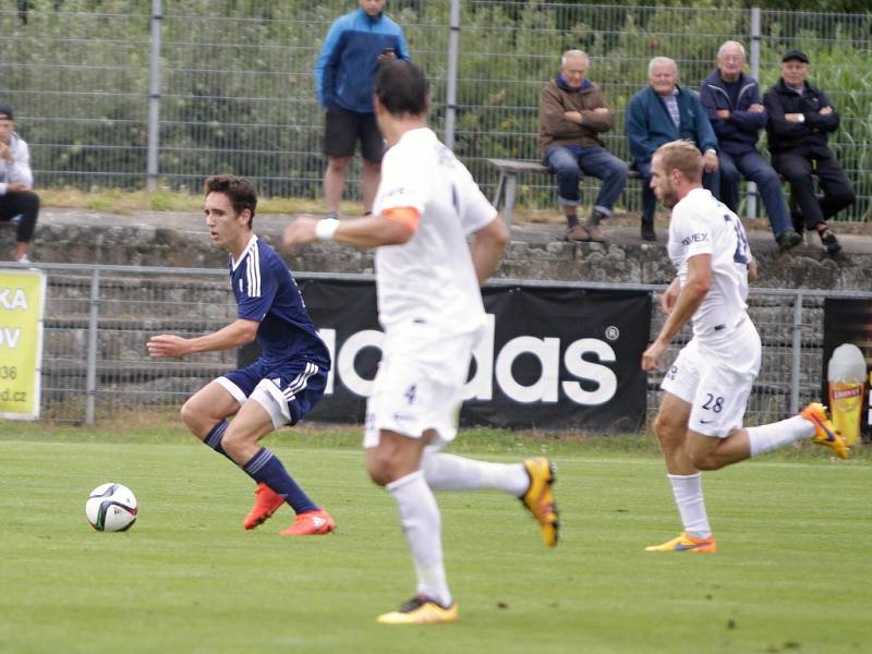 Fotbalisté Uničova (v modrém) podlehli ve druhém kole českého poháru 1:3 prvoligovému Slovácku