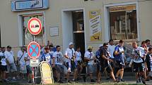 Fanoušci ostravského Baníku pod dohledem policistů rychle vyráží z olomouckého hlavního nádraží k Androvu stadionu. Jejich vlak měl totiž hodinu a půl zpoždění