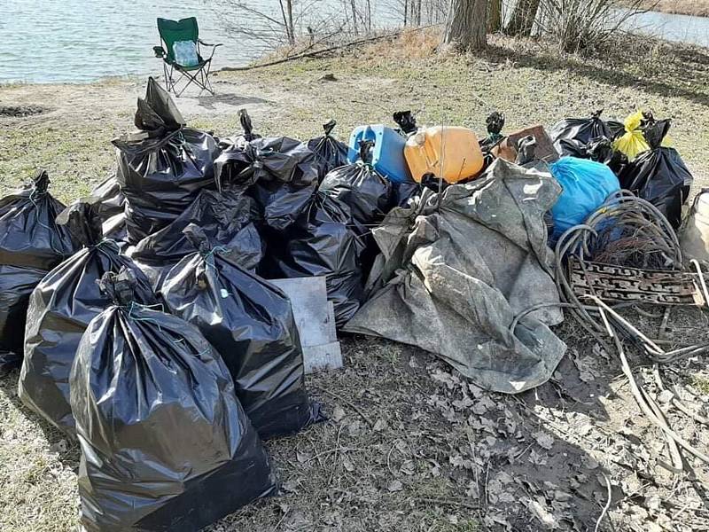 Šternberští dobrovolníci uklidili okolí vodních ploch