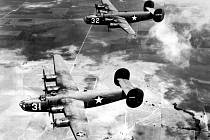 Americké bombardéry Consolidated B-24 Liberator. Tento typ se dostal do palby německých stíhaček ve velké bitvě nad Hanou ke konci 2. sv. války