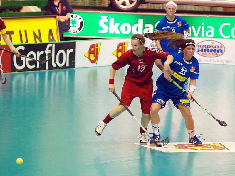 Florbalové MS juniorek v Olomouci: Česko (v modrém) vs. Polsko