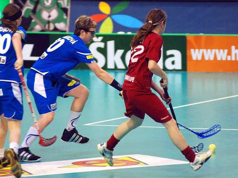 Florbalové MS juniorek v Olomouci: Česko (v modrém) vs. Polsko