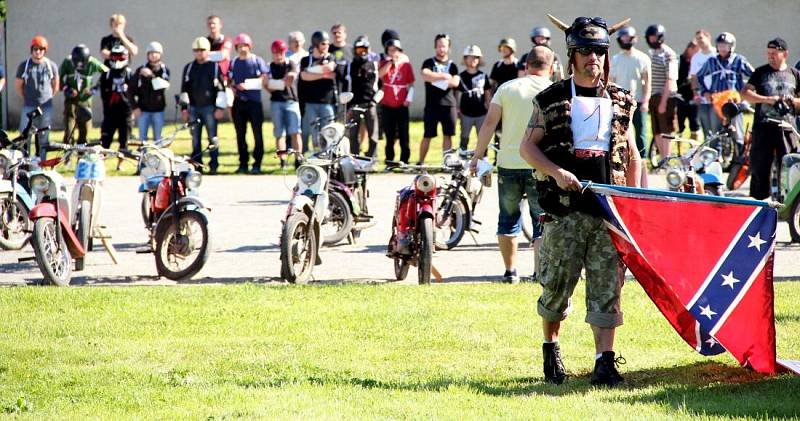 Závod fichtlů a kozích dechů na Recesfestu v Mezicích