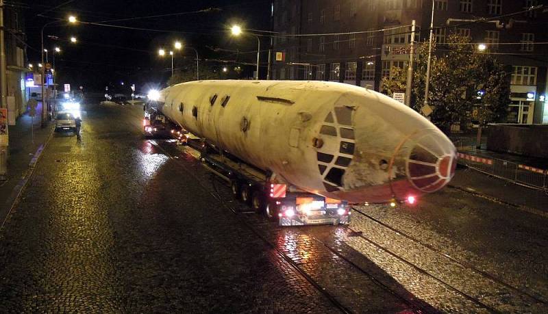 Noční stěhování letadla Tu-104 z Olomouce