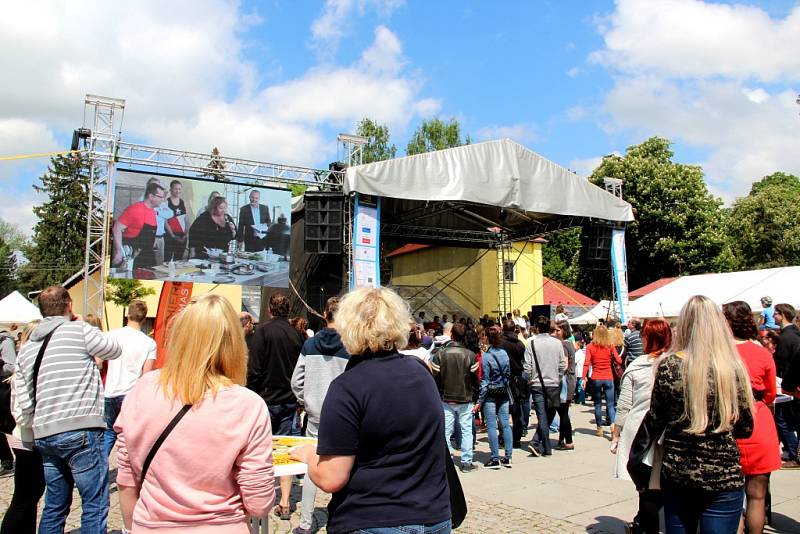 Stovky lidí zaplnily v sobotu Smetanovy sady Výstaviště Flora Olomouc. Přilákal je tam už druhý ročník dobrého jídla a pití Garden Food Festival.