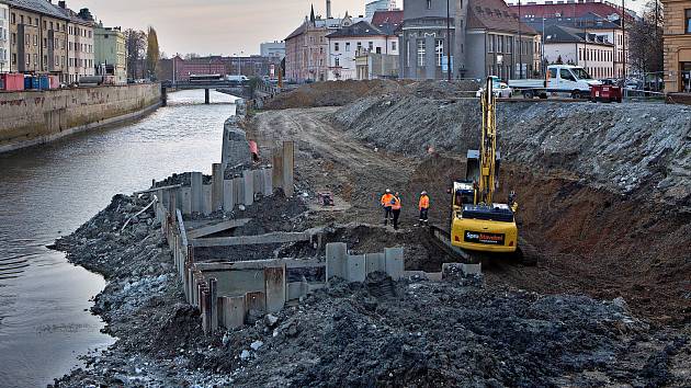 Stavba protipovodňových opatření u zbořeného starého mostu u Bristolu. Listopad 2018