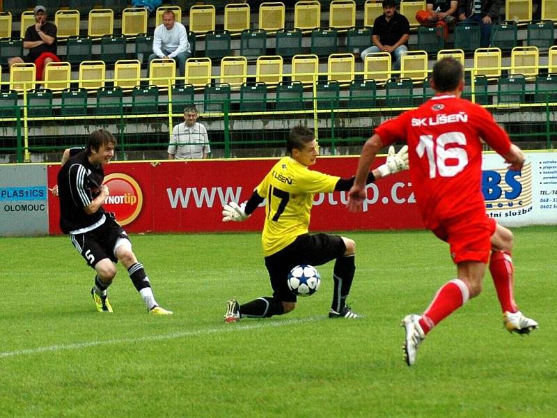 Ve druhém kole MSFL porazili fotbalisté 1. HFK Olomouc (v černém) SK Líšeň 4:1.