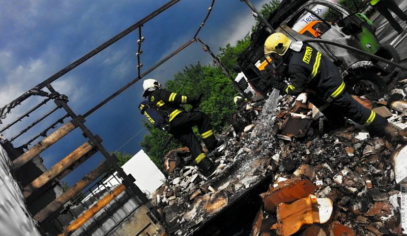 Hasiči zasahují u požáru avie na obchvatu Olomouce